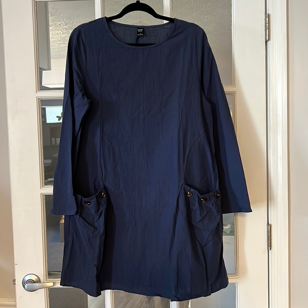 Emery Rose solid dual pocket button dress. Size L. NEW